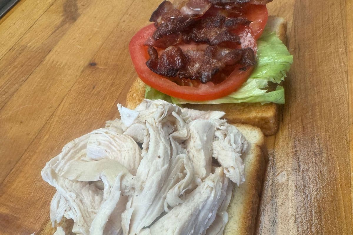 Sandwich poulet et bacon toaste