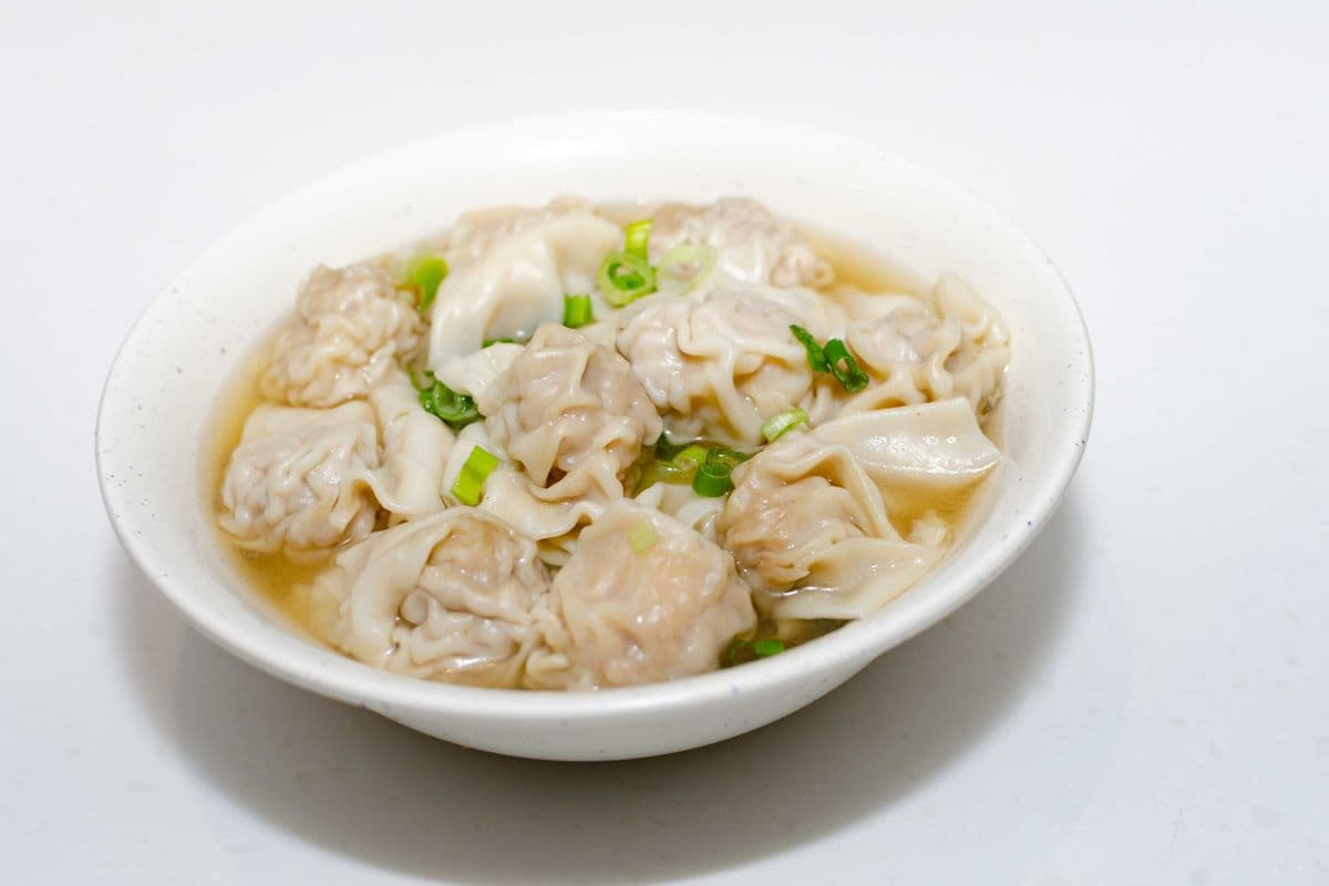 154 Shrimp and Pork Wonton in Soup 鮮蝦雲吞湯