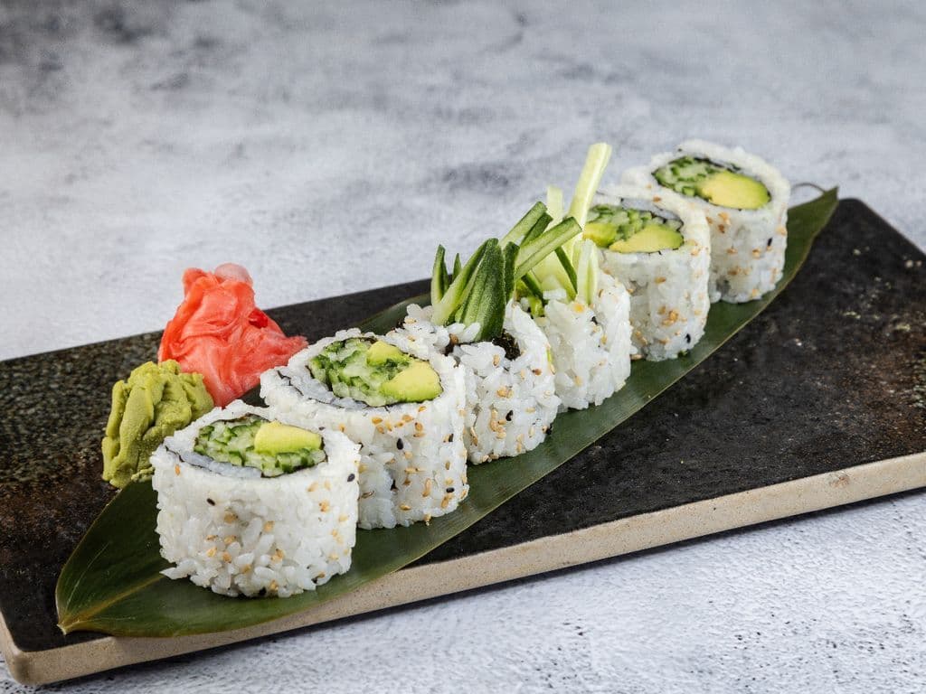 Avocado & Cucumber Maki (6)