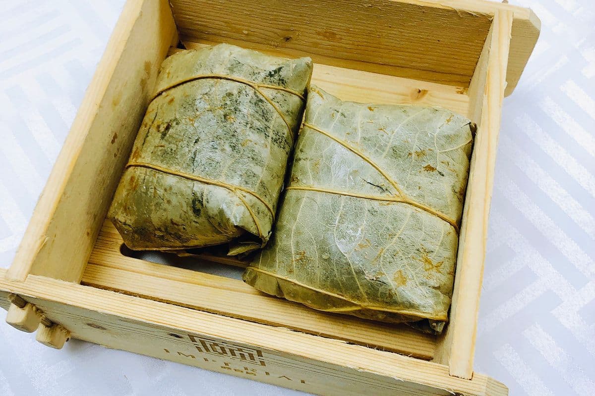103-Riz collant avec poulet, porc, crevette et champignons shiitake enveloppé dans feuille de bamboo(2mcx) 糯米鸡