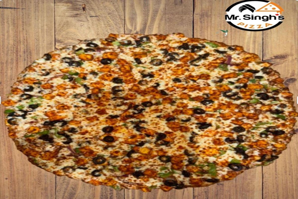 Achari Paneer Pizza - Everyday Special (5 Toppings, 1 Dip, 1 Pop)