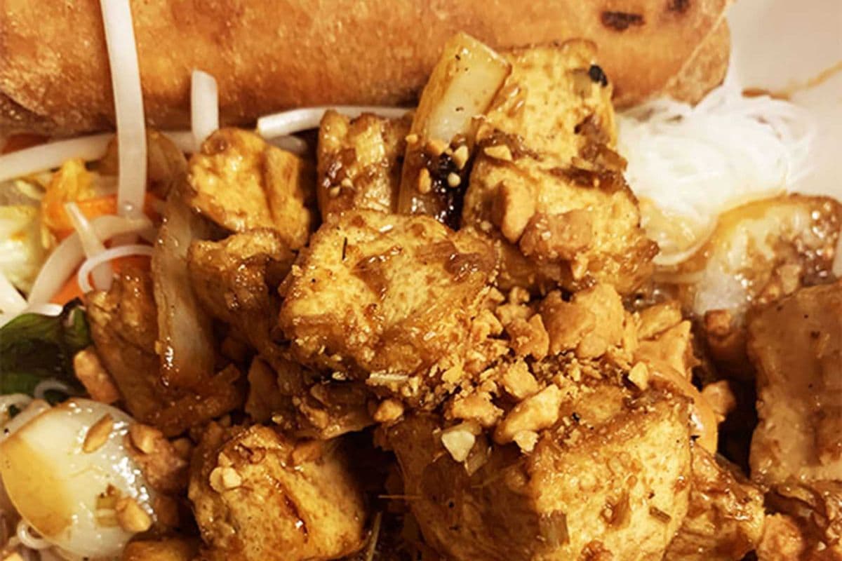 Bol : Tofu à la citronnelle avec 1 rouleau frit / Bowl : tofu lemongrass with 1 fried roll