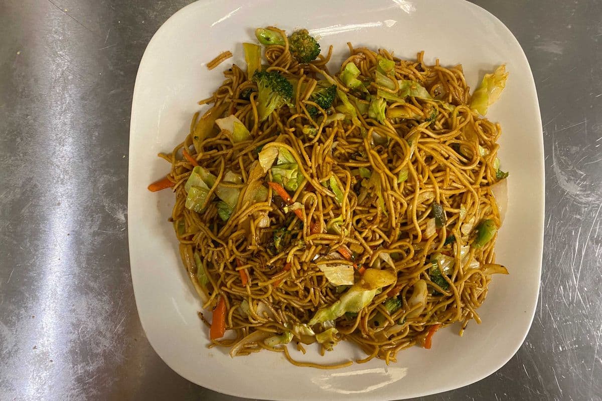 H4. Chicken/Beef/Vegetable Hakka Chilli Noodles