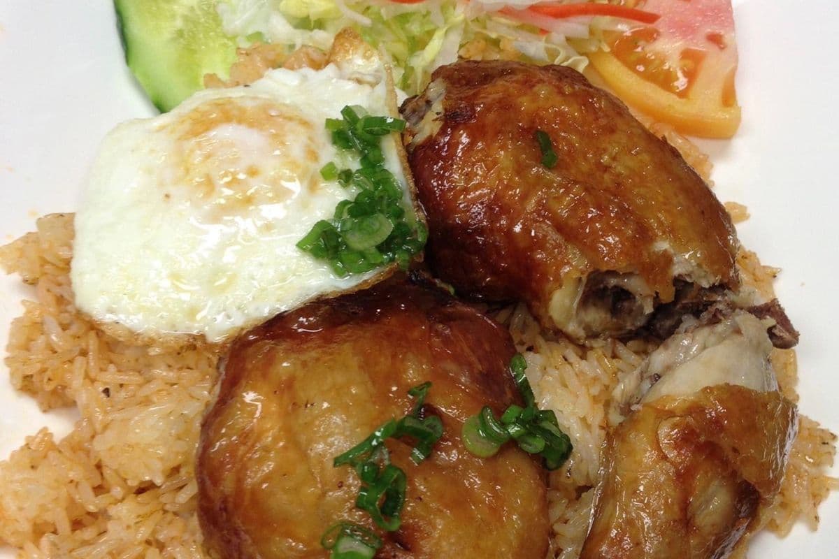 C3. Roti Chicken, Fried Egg on Red Rice / Cơm Gà Roti, Op-La