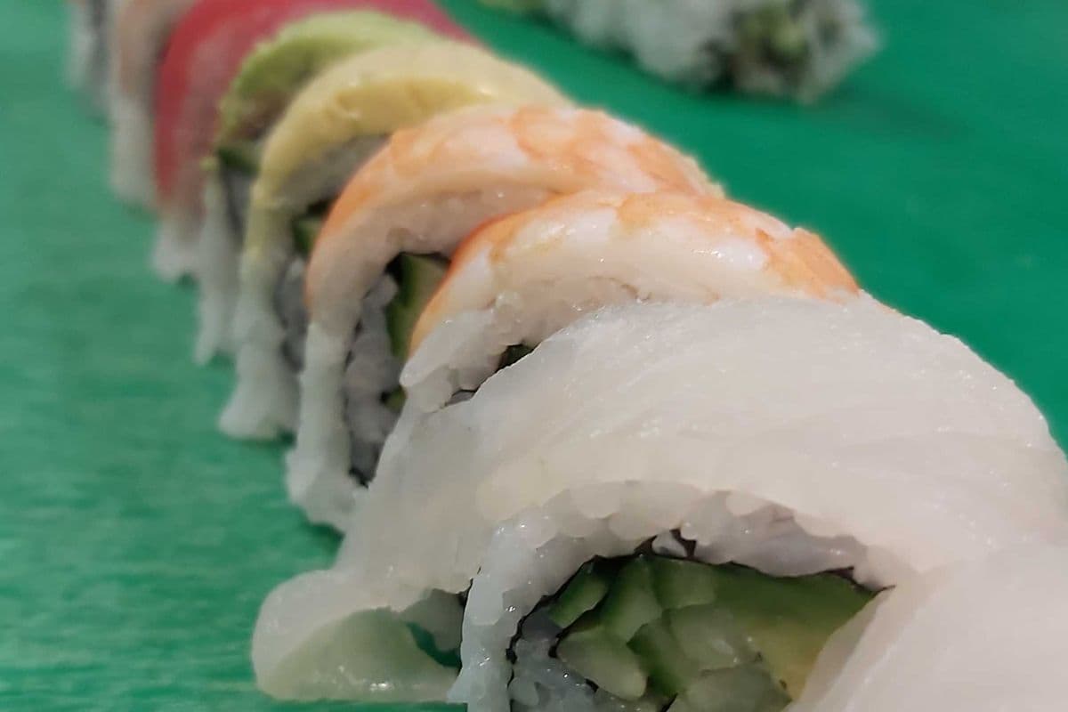 33.Rainbow Dragon Roll 8pcs (240 Cal)