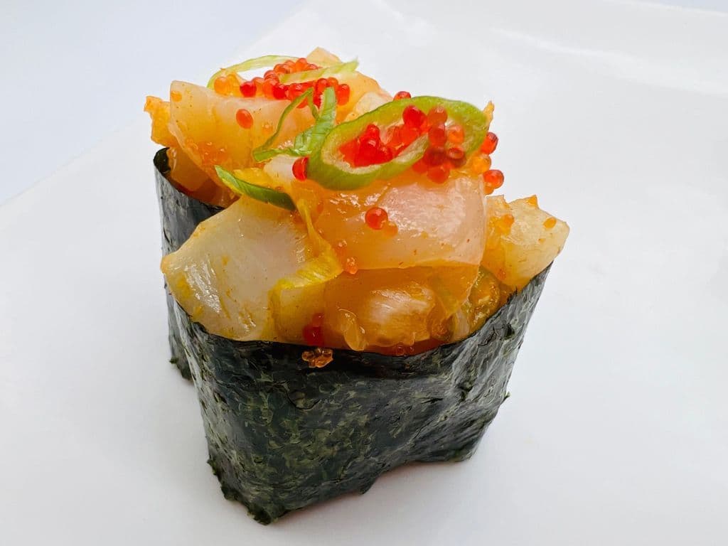 13N HOTATEGAI EPICE Petoncle Epice / Spicy Scallop Nigiris (2mcx/2pcs Avec Riz / With Rice)