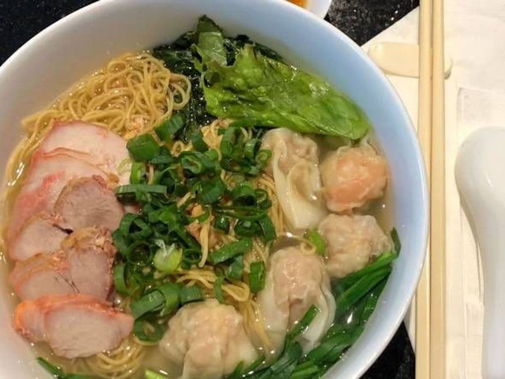 S11 - Egg Noodles with Wontons & Roasted Pork Soup (My Hoanh Thanh Xa Xiu)