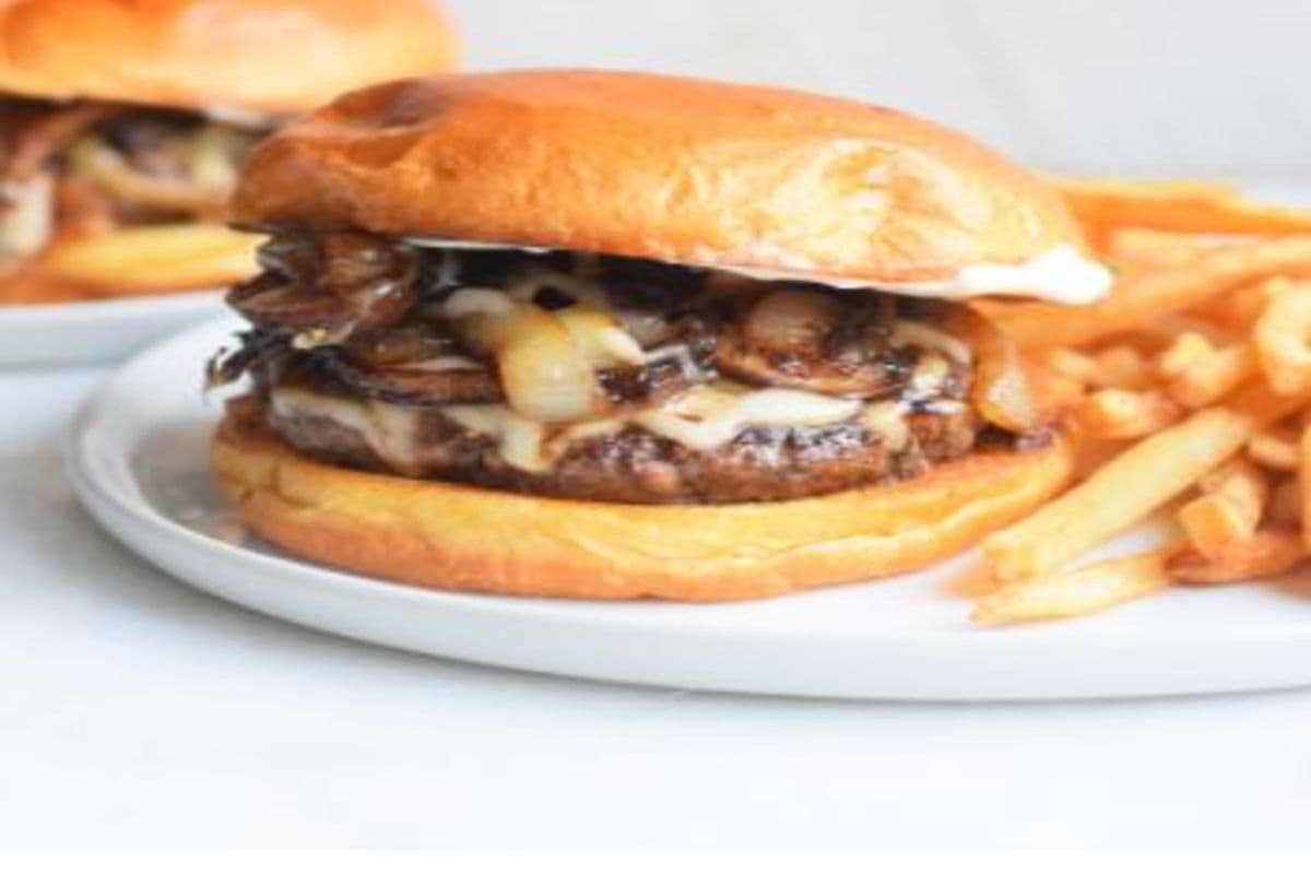 Bayside Mushroom Swiss Melt Burger (6 oz)