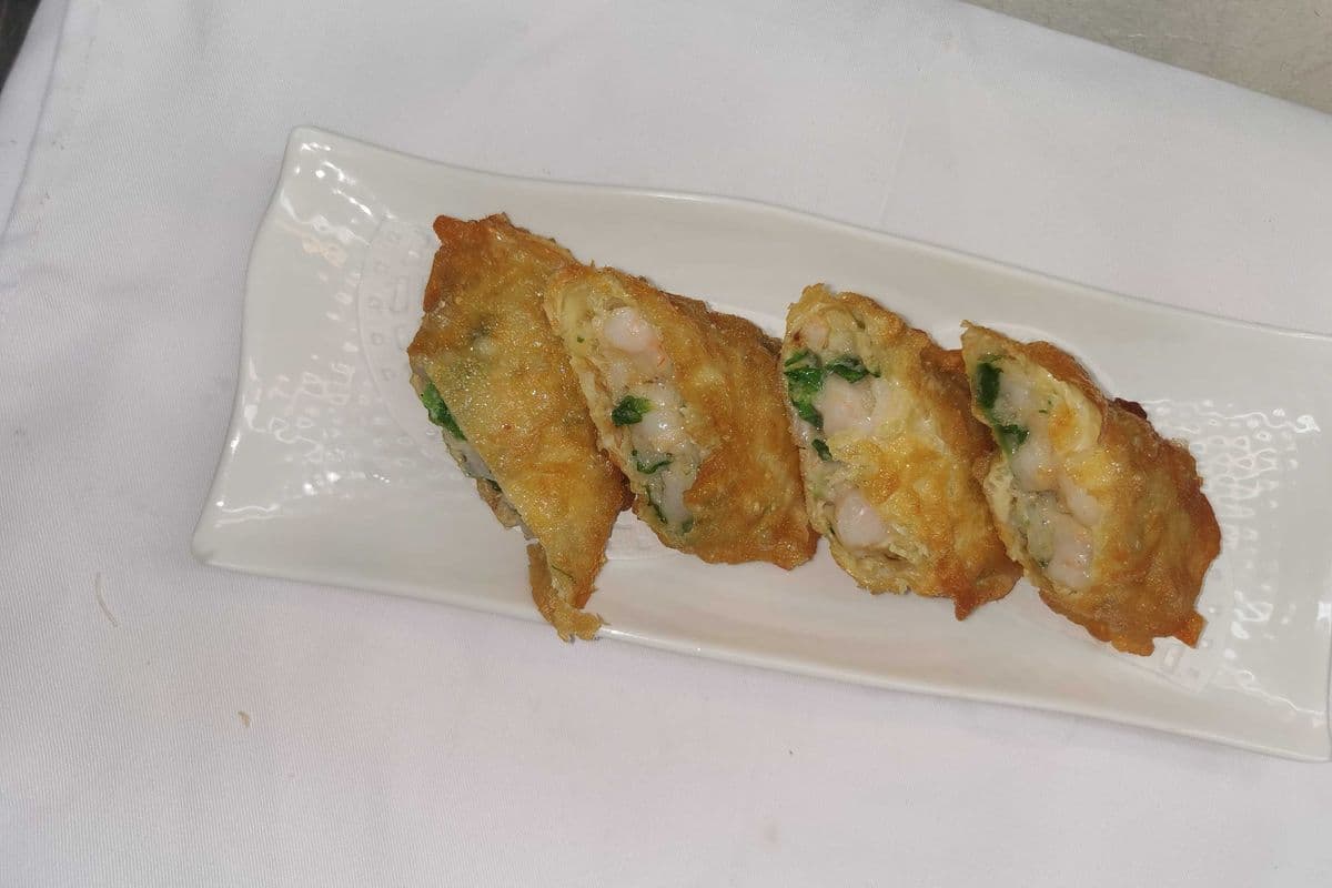 19. Pan Fried Bean Curd Sheet with Shrimp and Green 苗皇鲜虾炸腐皮卷