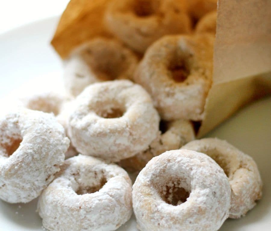 6 mini donuts icing sugar