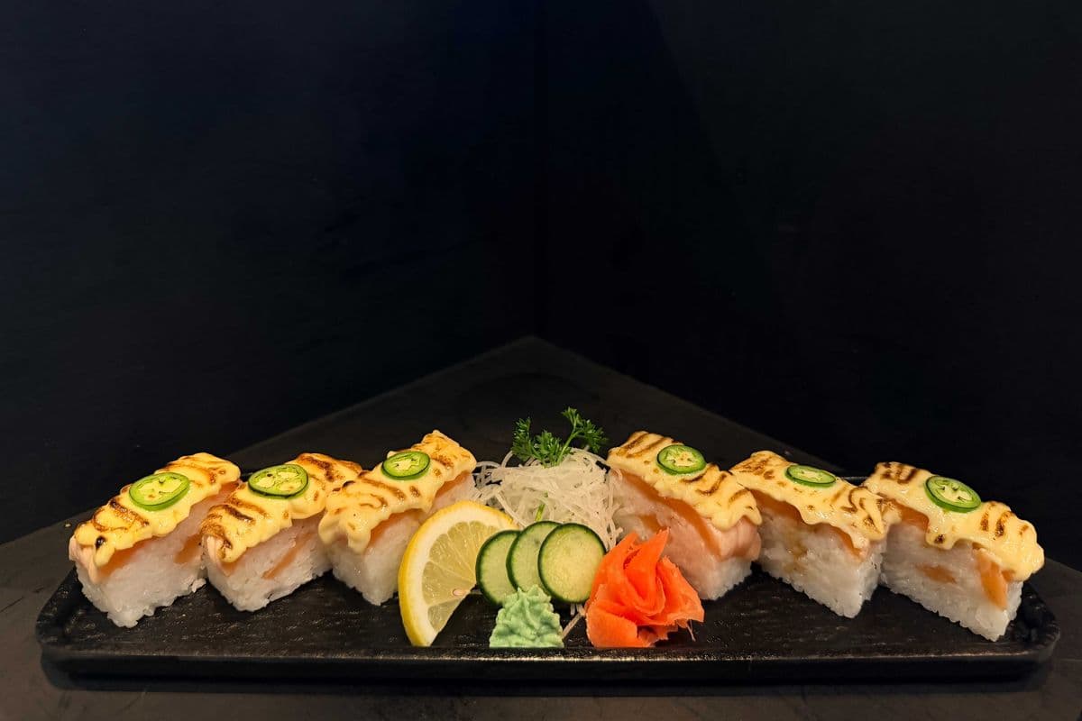 Salmon Oshi (6 pcs)