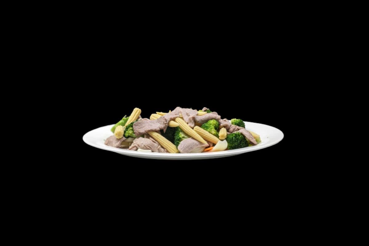 140. Stir-Fried Sliced Beef, Baby Corn, and Broccoli