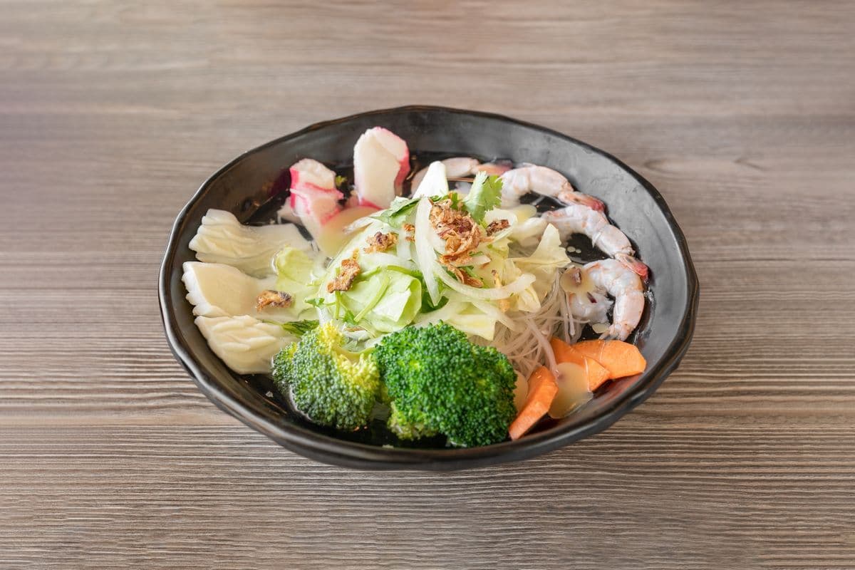 18. Noodle Soup with Vegetables, Prawn, Squid, and Crabmeat