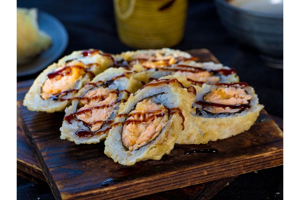Golden Spicy Salmon Roll (6pcs)