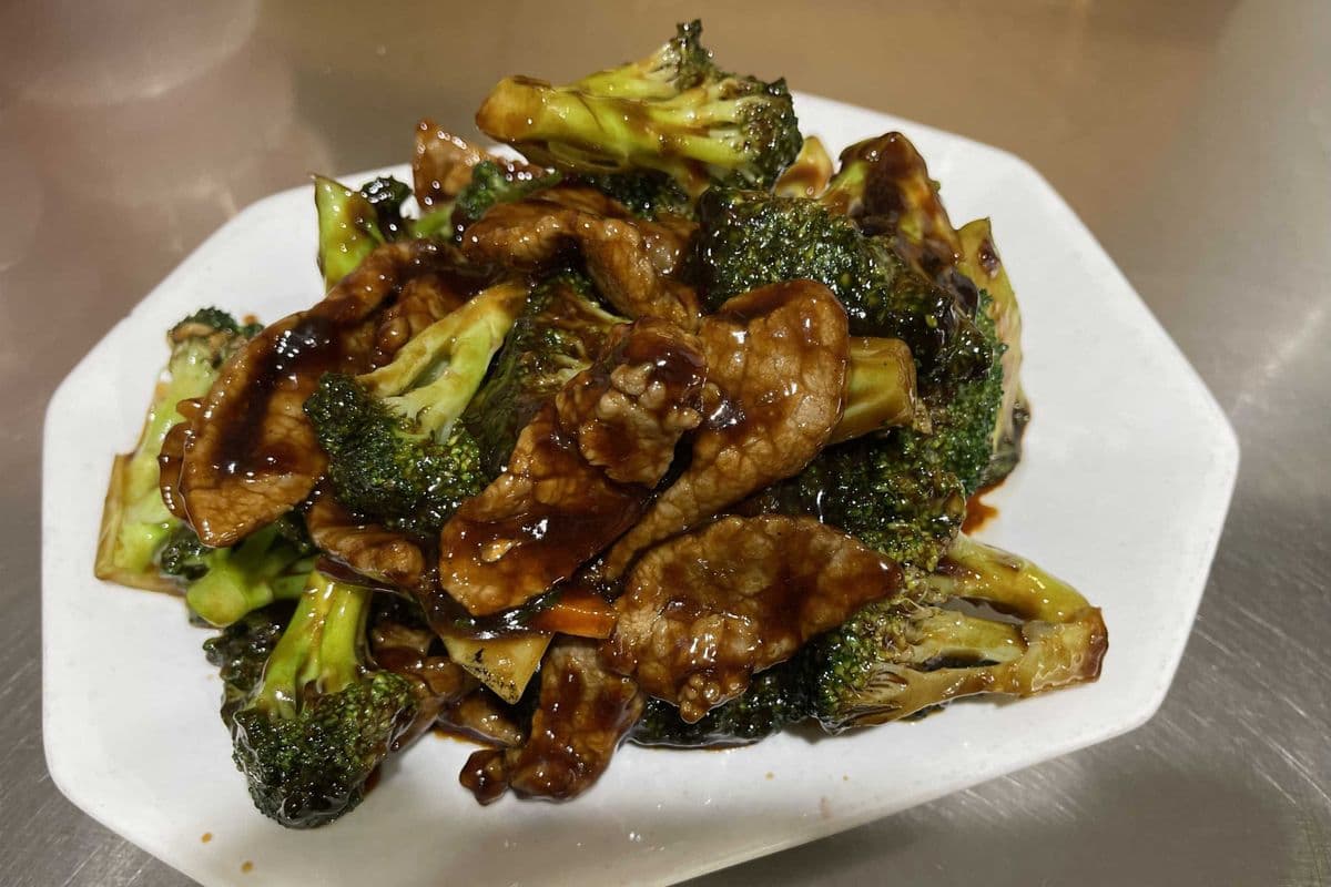 B5. Beef and Broccoli (百家利牛肉)