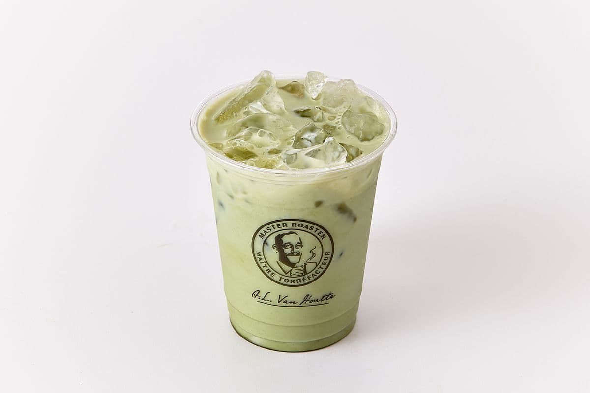 Matcha latte glacé / Matcha Tea with Peach Syrup on Ice