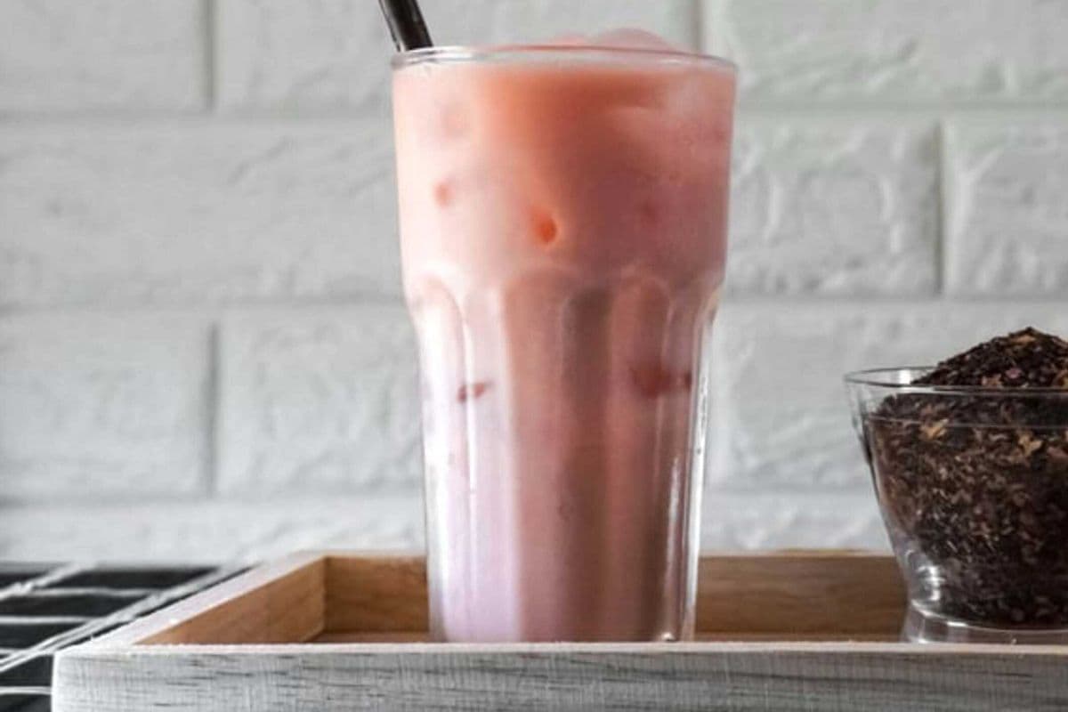 Iced Rose Milk Black Tea 冰玫瑰奶茶 (20oz)