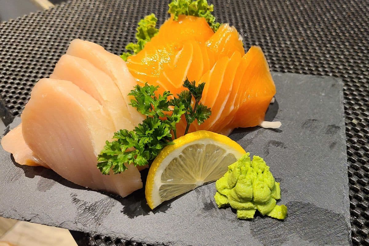 Tuna and Salmon Sashimi (7 pcs)