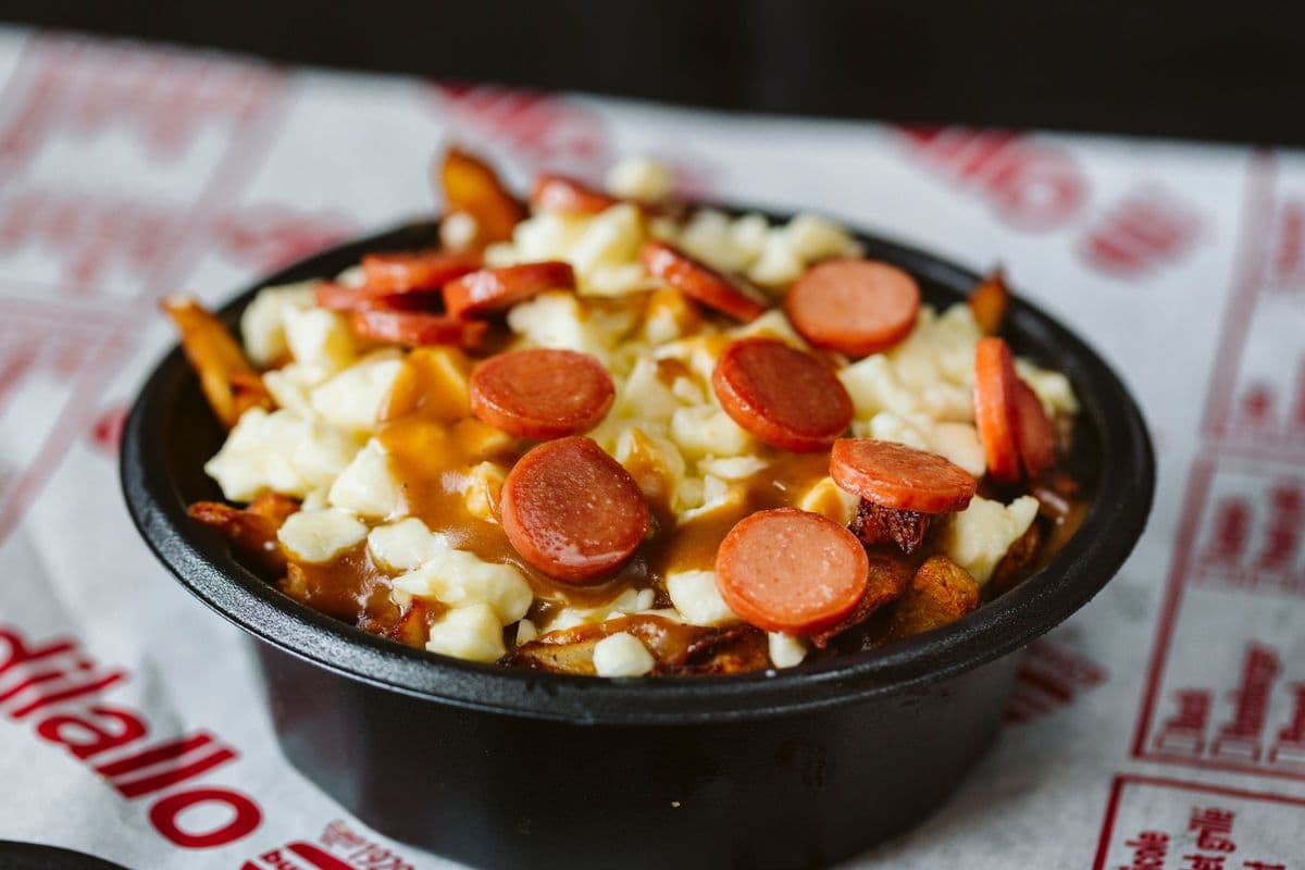 Petite poutine aux saucisses à hot dog