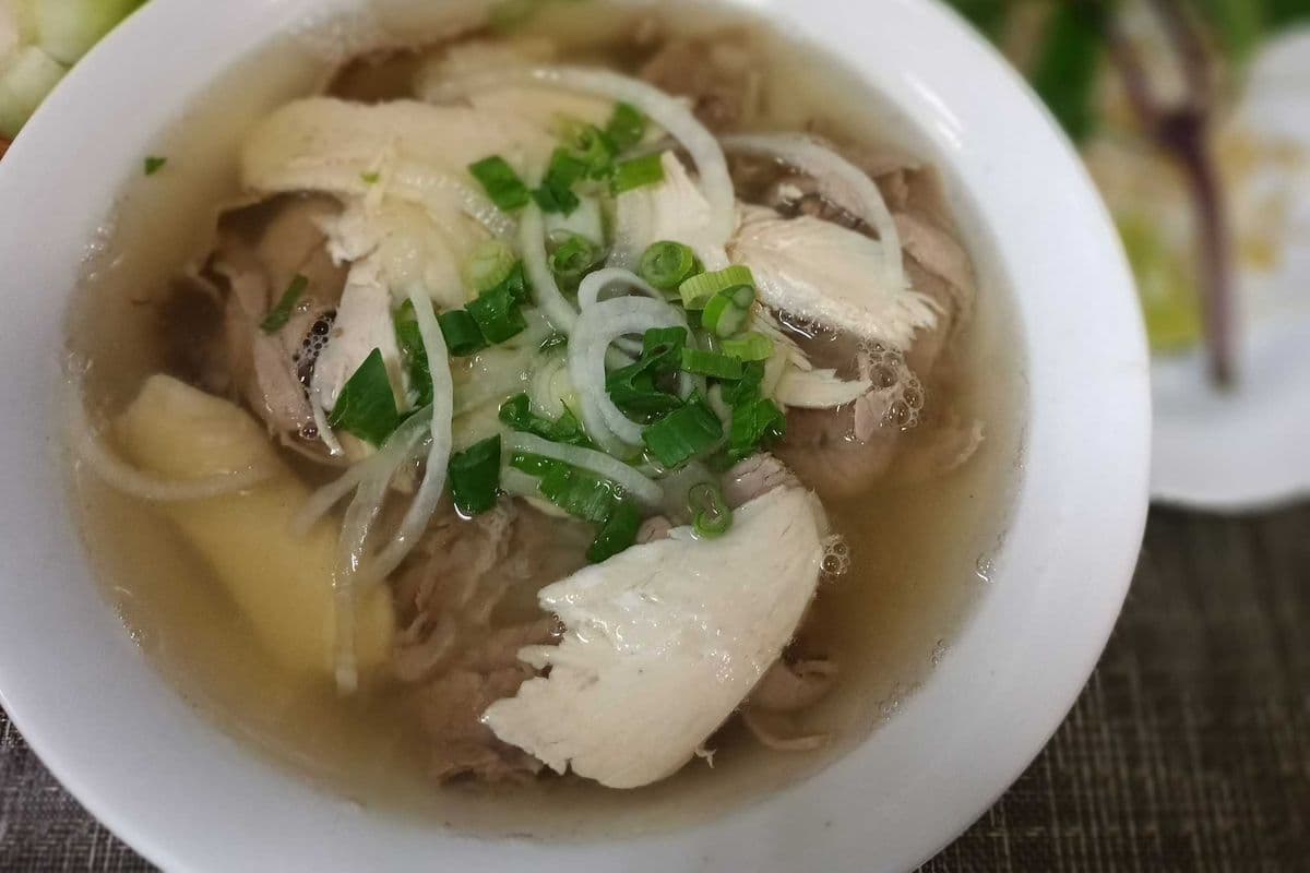 346. Well-Done Lightly Fat Beef and Chicken Rice Noodle Soup