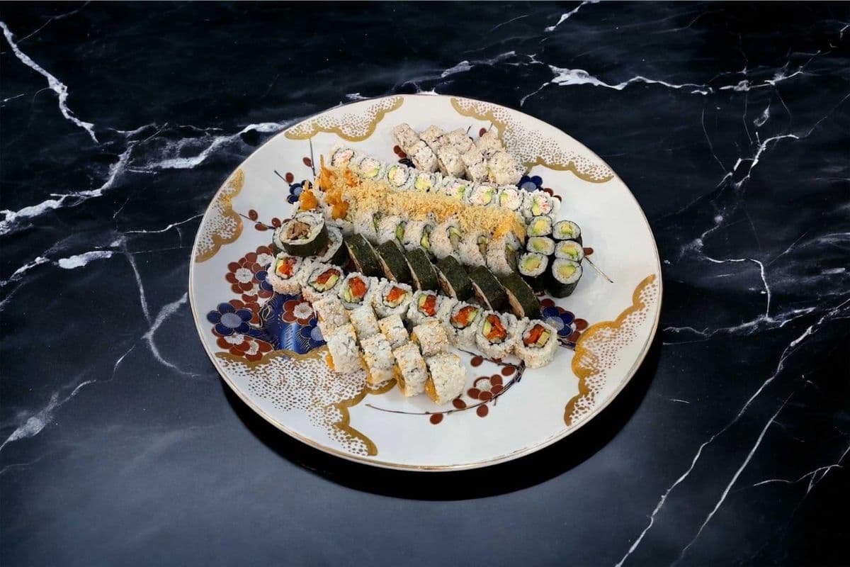 PARTY TRAY 8 ROLL *63 PIECES