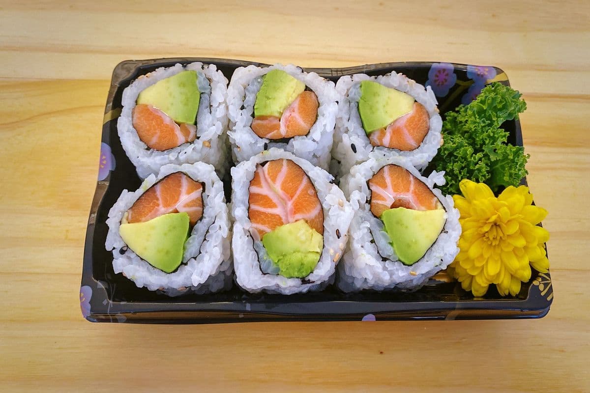 Salmon-Avocado Roll (6 pcs)