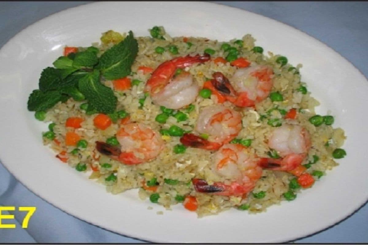 E7. Fried rice with shrimp.