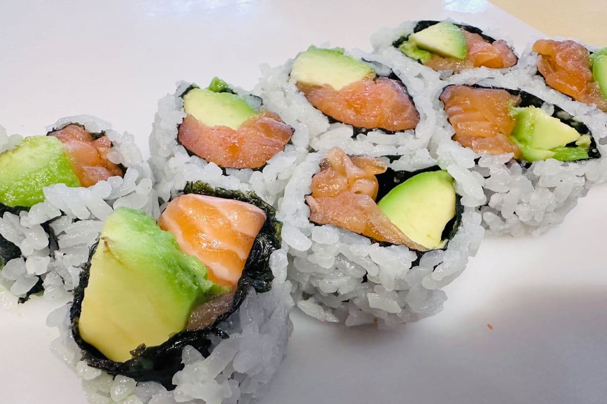 G12.Salmon Avocado Roll (8 pcs)