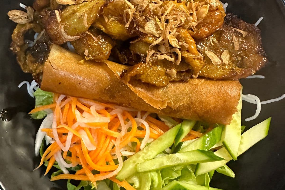V6.Grilled Pork Sliced & Spring Roll Vermicelli-燒肉粉絲同春卷-Bún Thịt Nướng Chả Giò