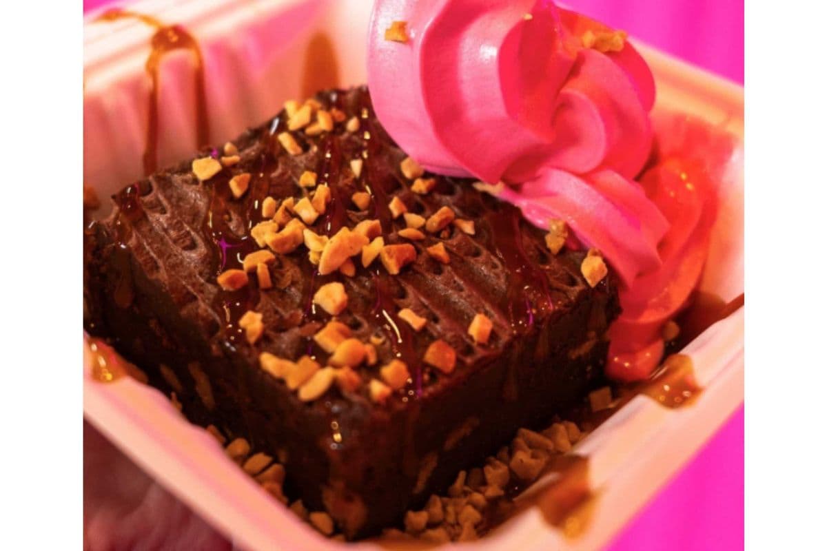 Brownie with Caramel and Ice