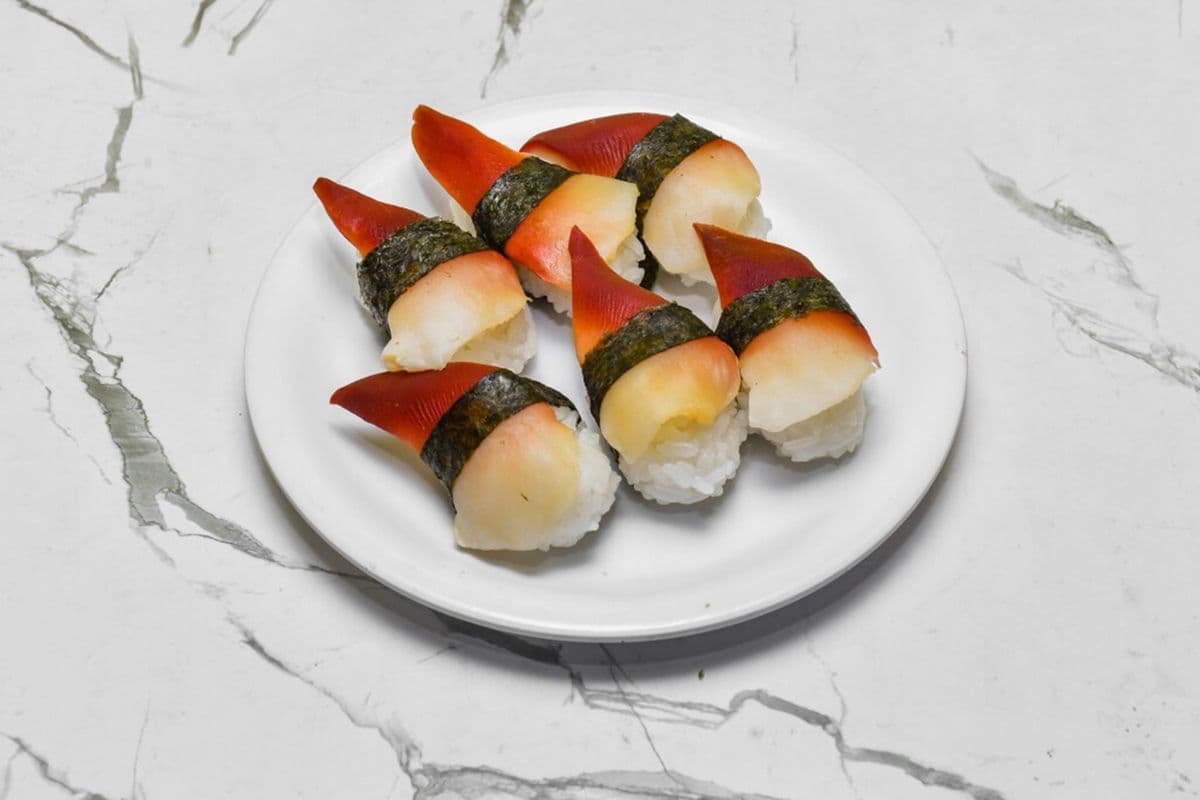 F3. Surf Clam Sushi (6 Pcs)