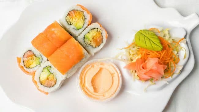 102. Maki de saumon frit (6 mcx) / Fried Salmon Maki (6 pcs)