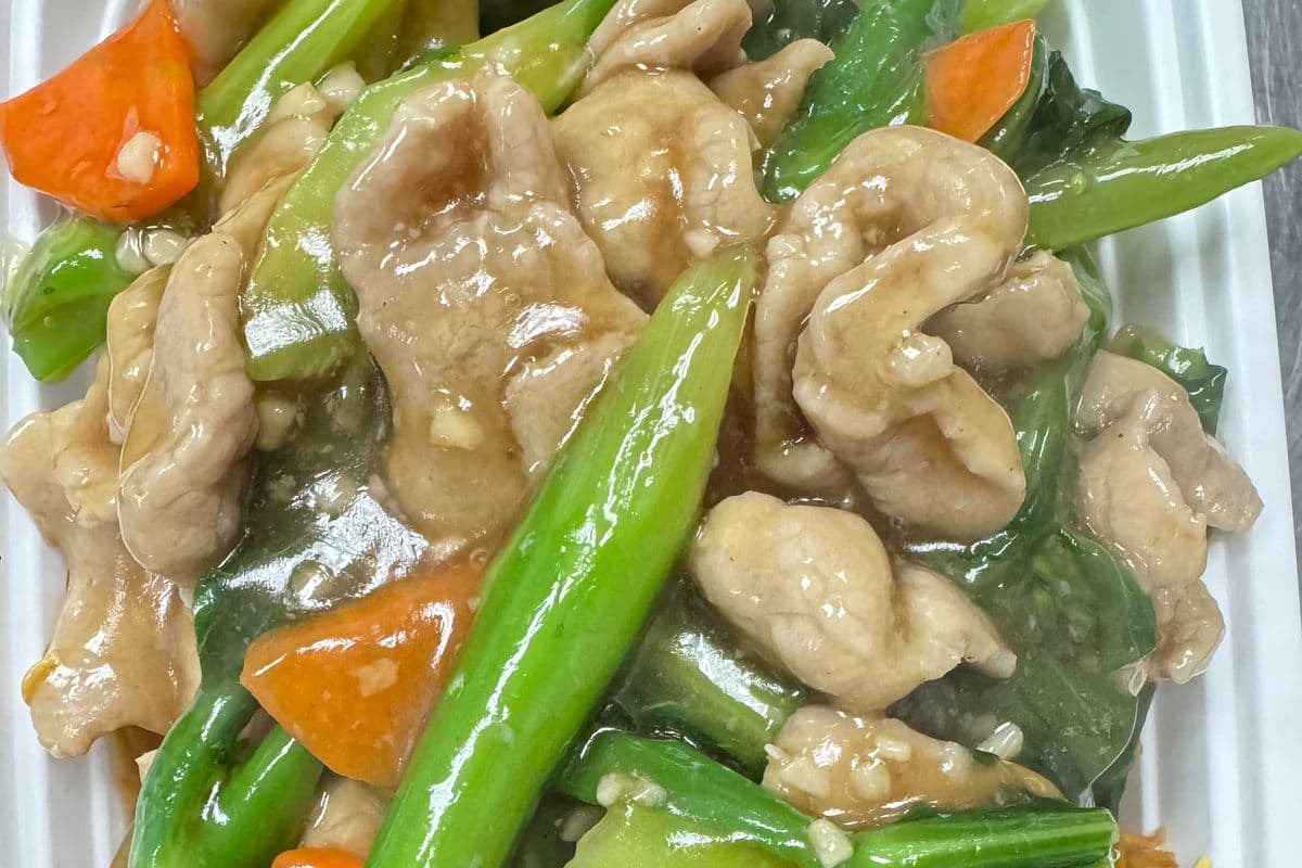 Beef and Gai Lan Chow Mein 牛肉芥兰炒面(脆)