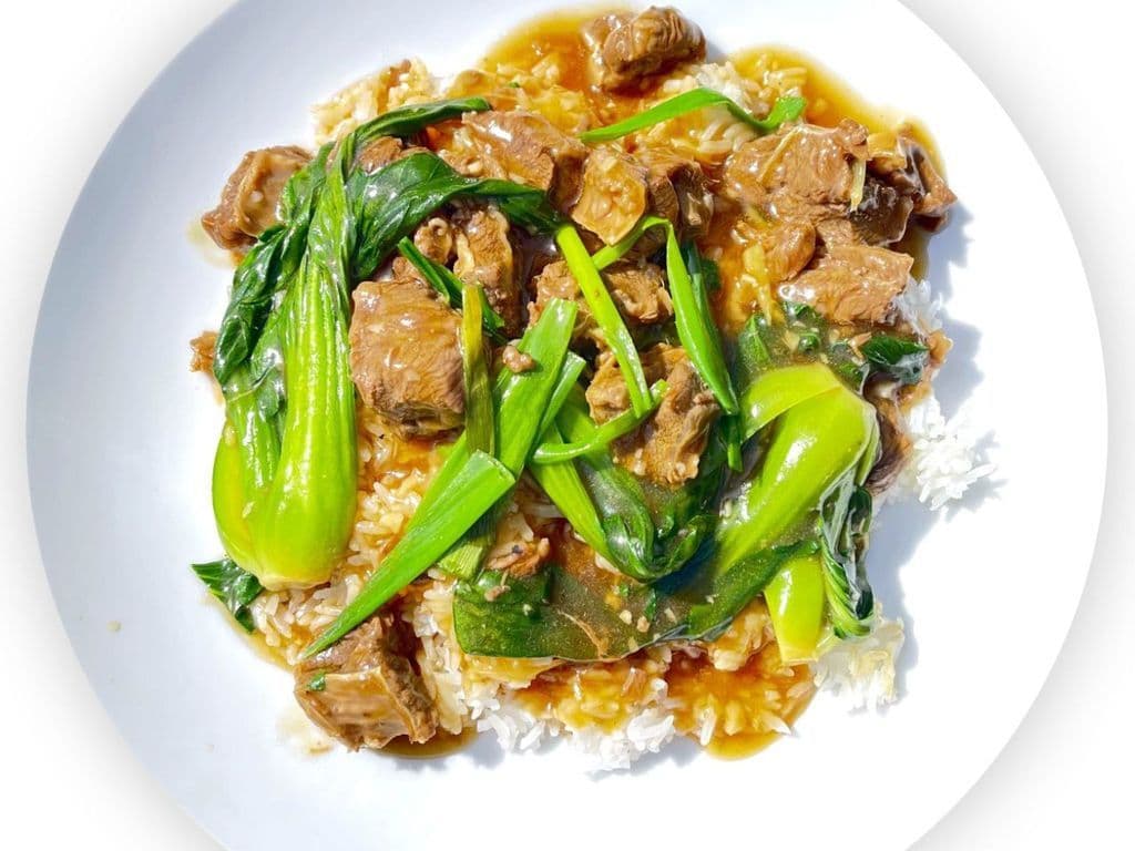 R4. 時菜牛腩飯  Beef Brisket with Veggie