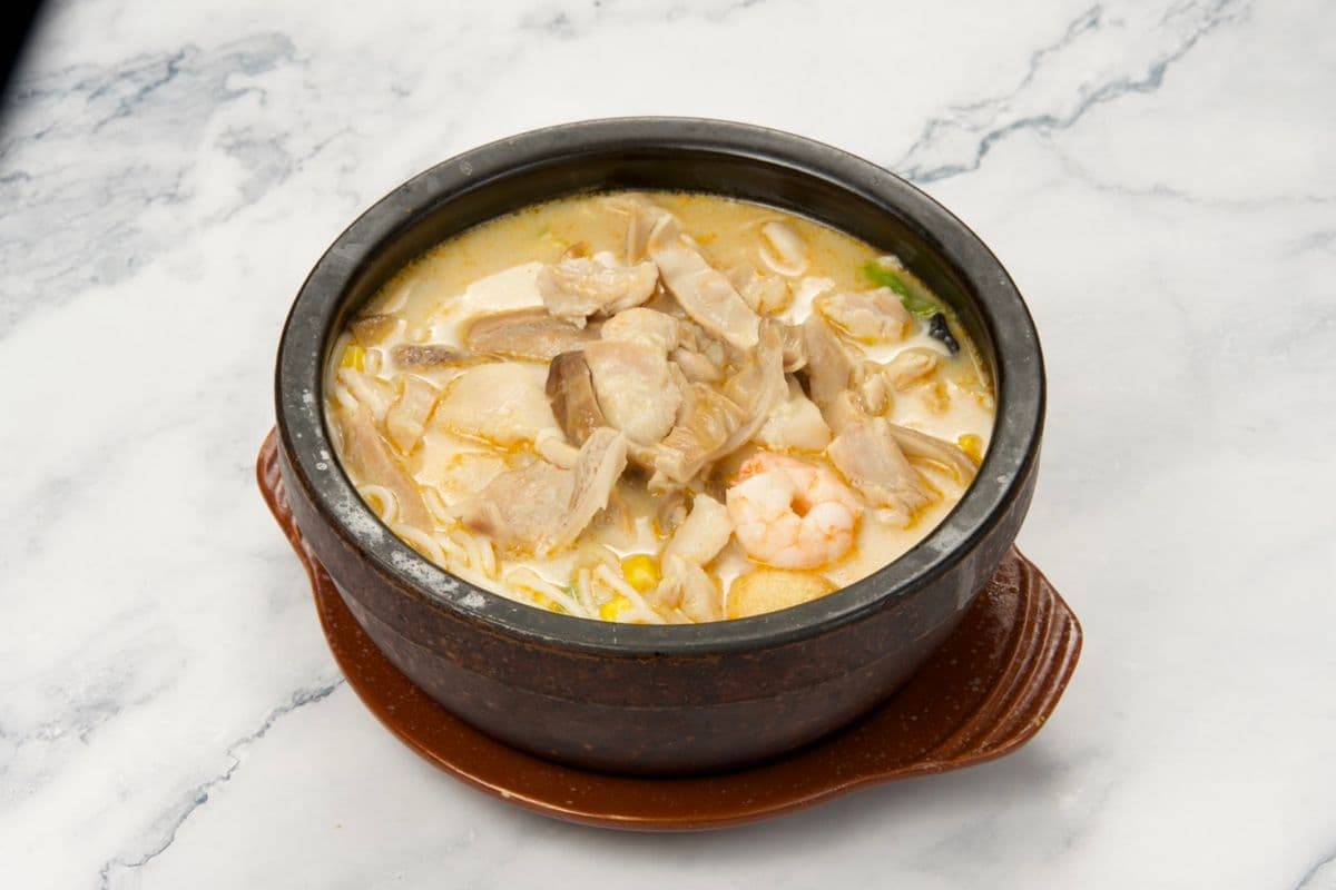 Black Pepper Pork Tripe Chicken Rice Noodle / 胡椒猪肚鸡米线