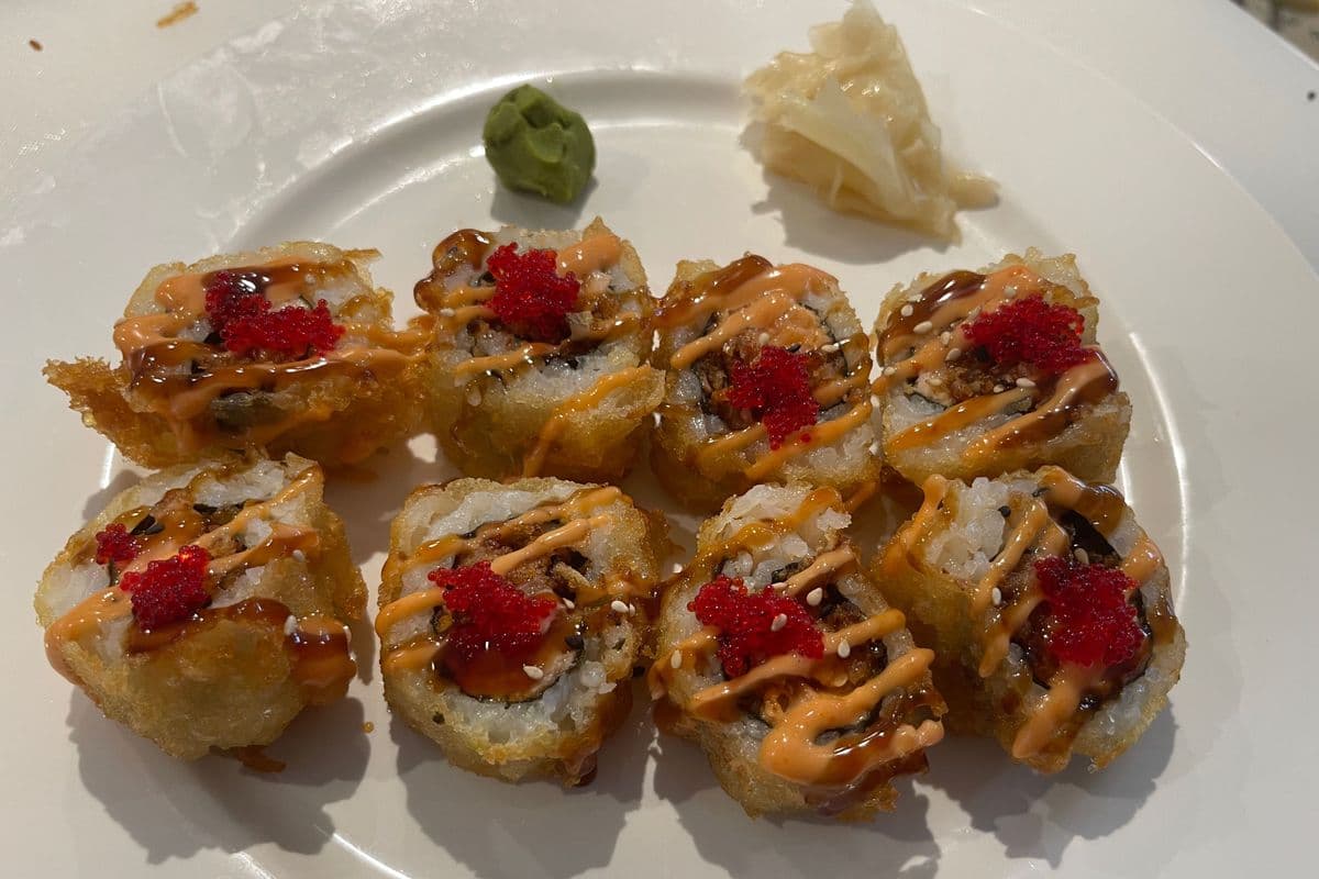 Golden Spicy Salmon Roll (8pcs)