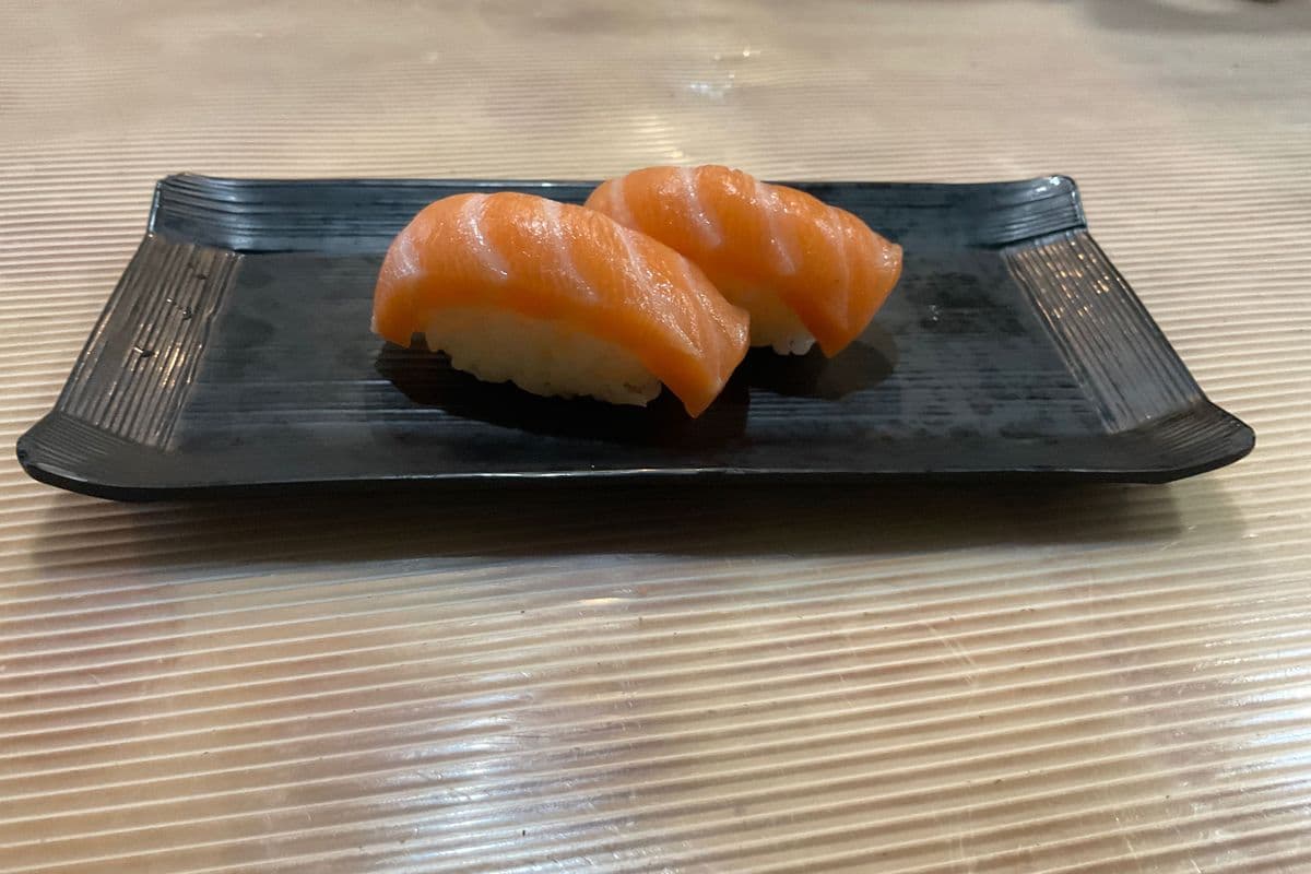 Salmon Sushi (1 pc)