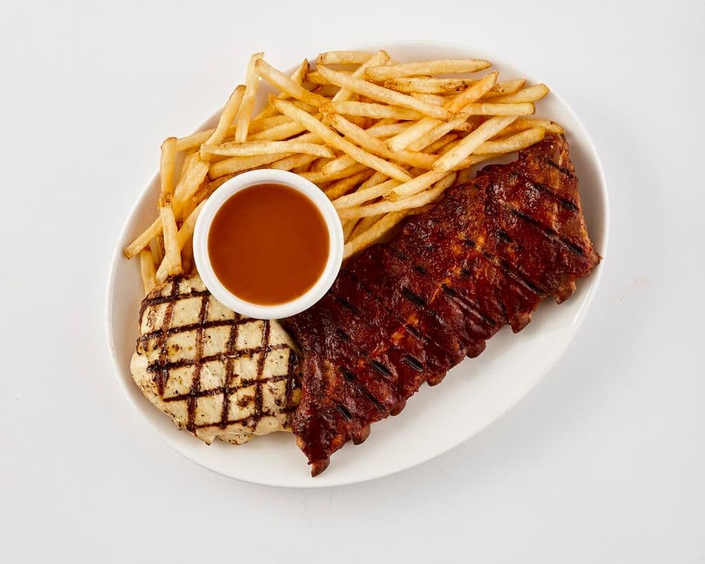 Poitrine de poulet grillé et demi-côtes levées combo / Grilled chicken breast and half rack ribs combo