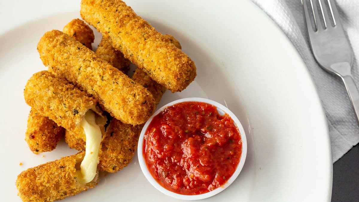 Mozzarella Sticks (8 Pieces)