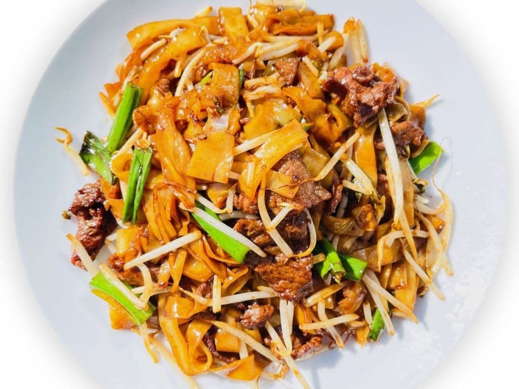 F2. 港式乾炒牛/雞河  Stir-Fried Ho Fun with Beef/Chicken