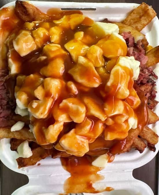 Petite Poutine Viande Fumée / Small Smoked Meat Poutine