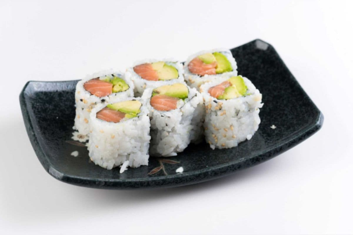 J07. Salmon Avocado Roll