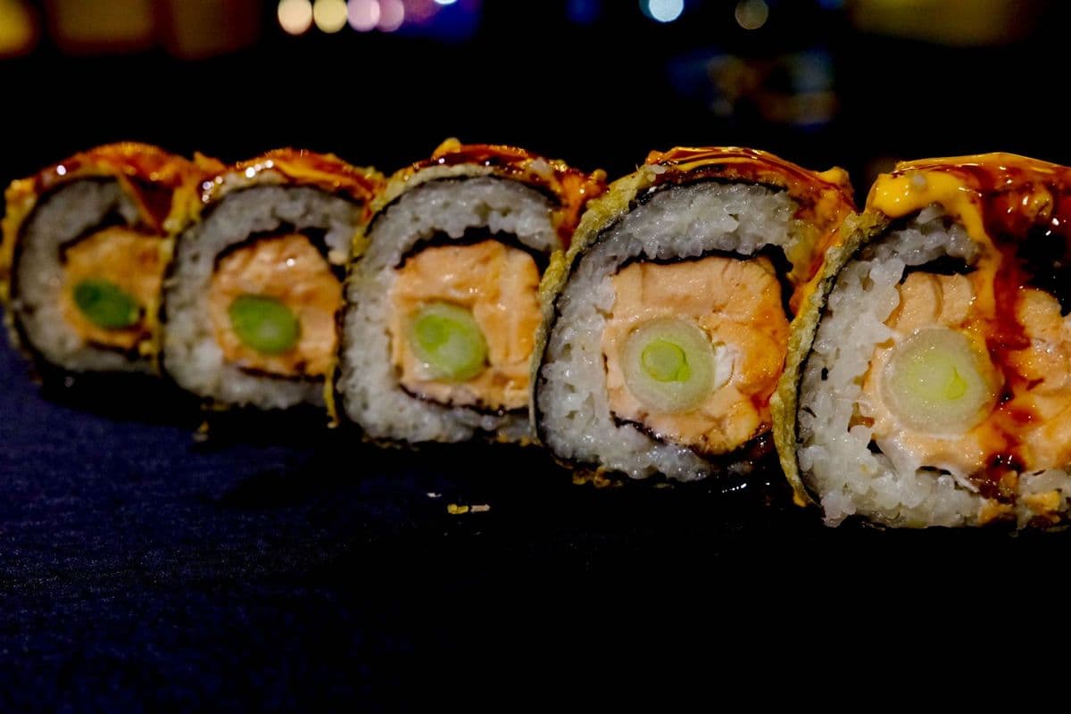 Dragon Eye Salmon Roll (6pcs)