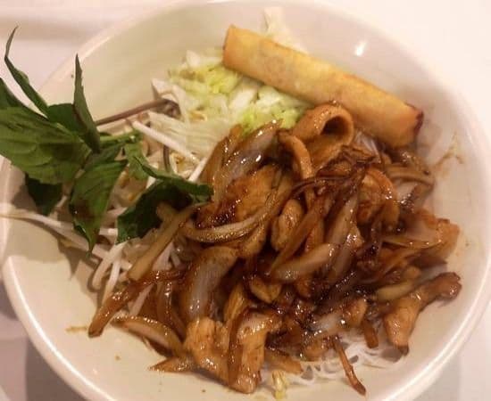 20. Poulet ou bœuf sauté avec riz vermicelle / Chicken or Beef Stir Fry with Vermicelle Rice/鸡(牛)檬
