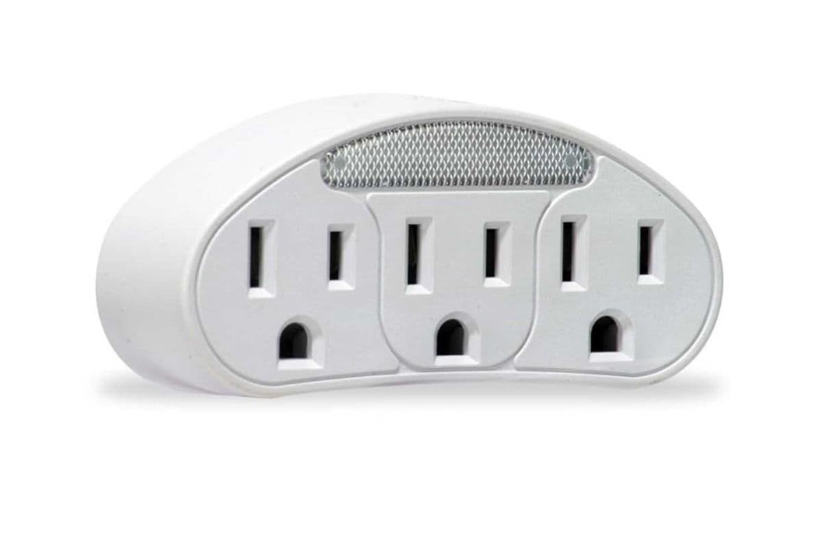 Globe 3 Grounded Outlets - Multi-Tap With Night Light