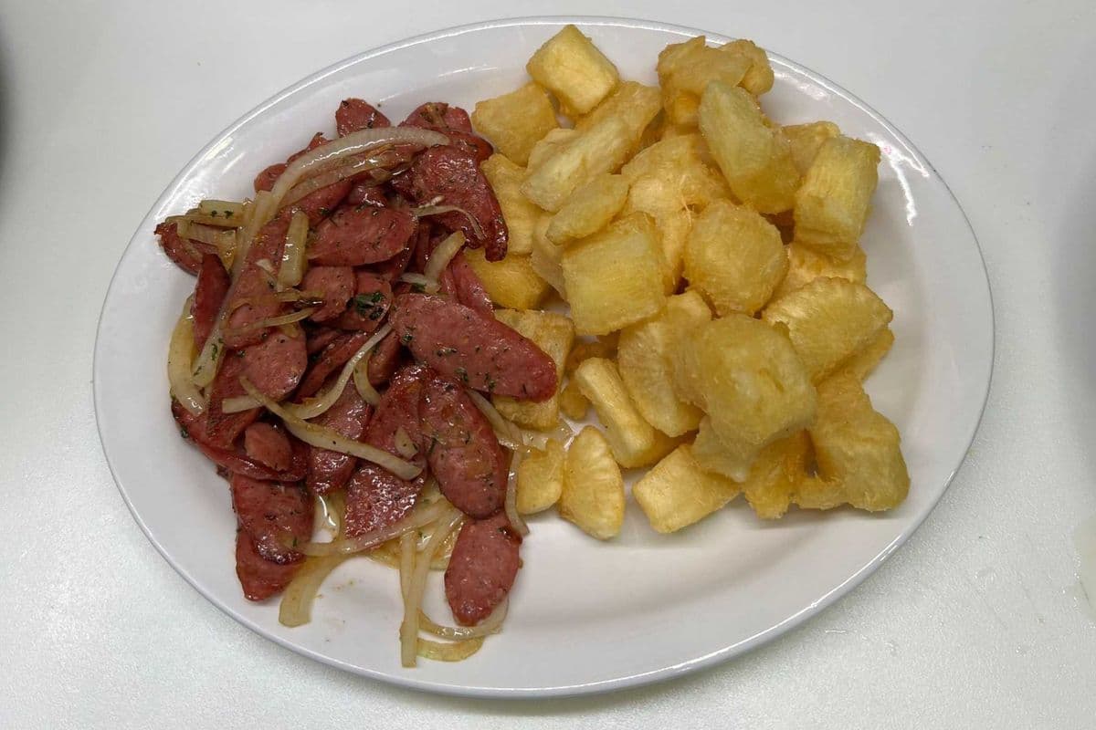 Linguiça Com Cebola E Mandioca