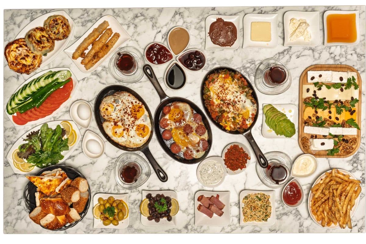 Authentic Mega Breakfast (4 People)