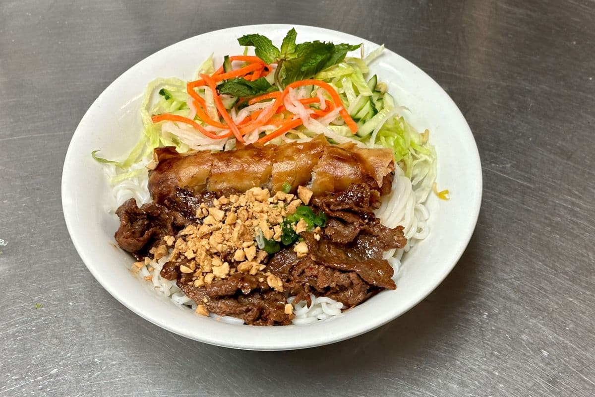 457. Bún Bò Xào Xã Ớt, Chả Giò