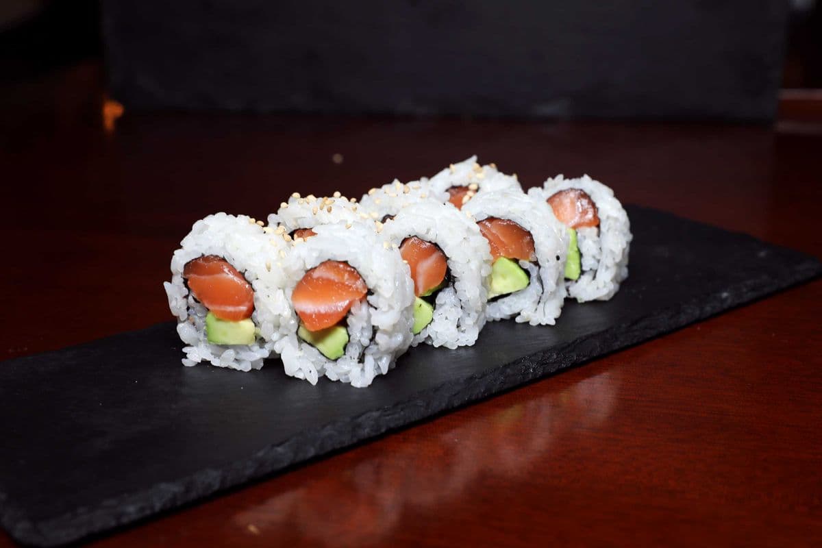 Salmon Avocado Roll (8 pcs)