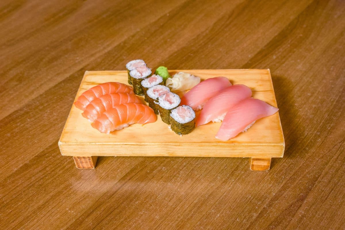 Tuna and Salmon Combo (12 pcs)